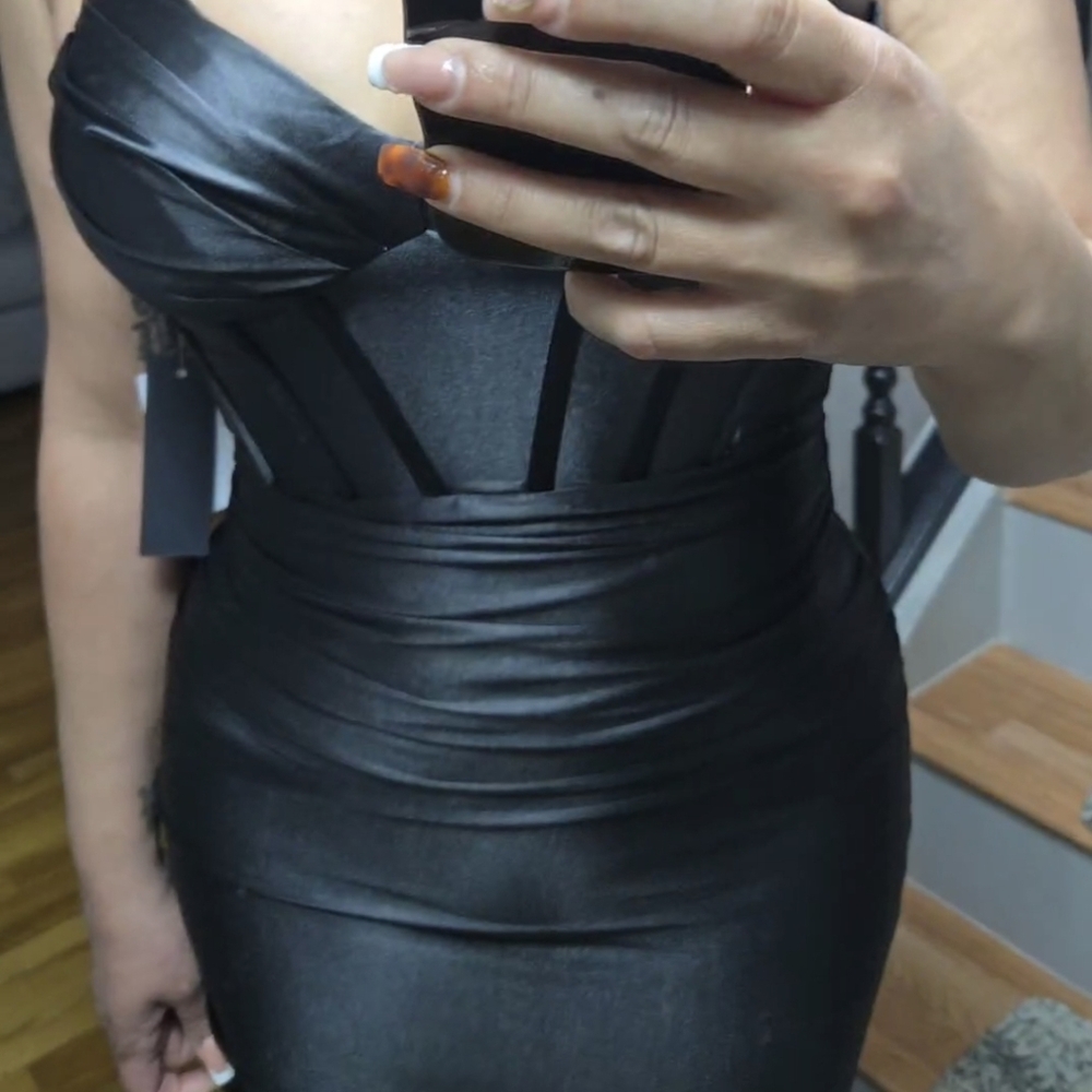 Elegant Black Evening Gown - Picture 4 of 6